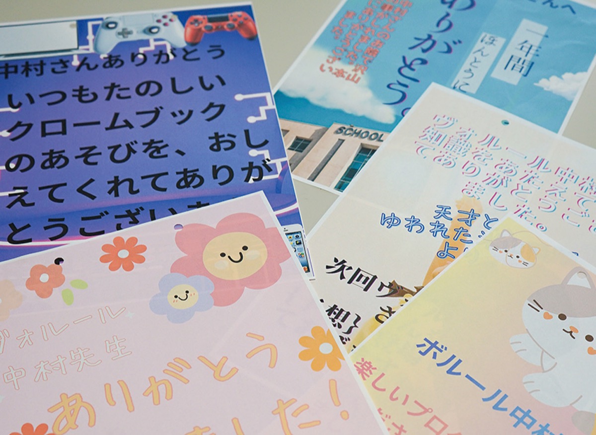 児童がＰＣで作成したポスターが贈られた