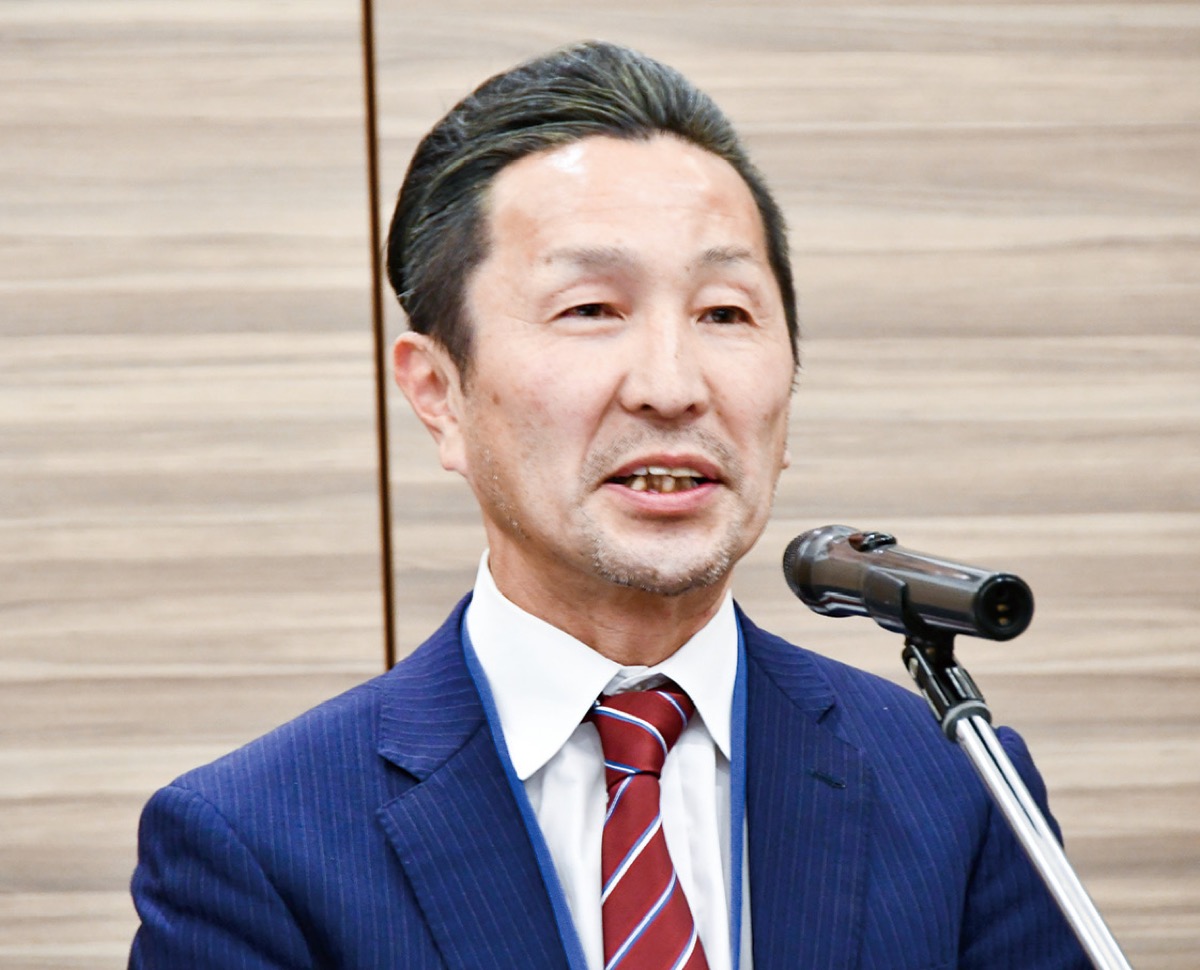 挨拶する角田理事長