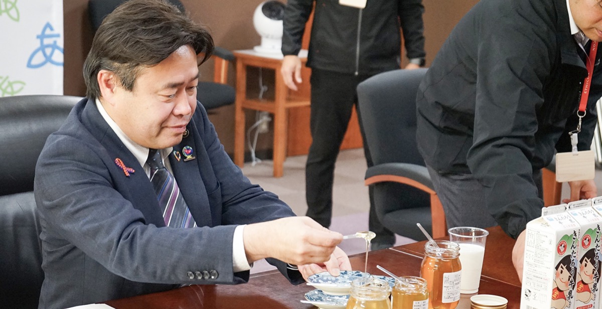 試食する山口市長
