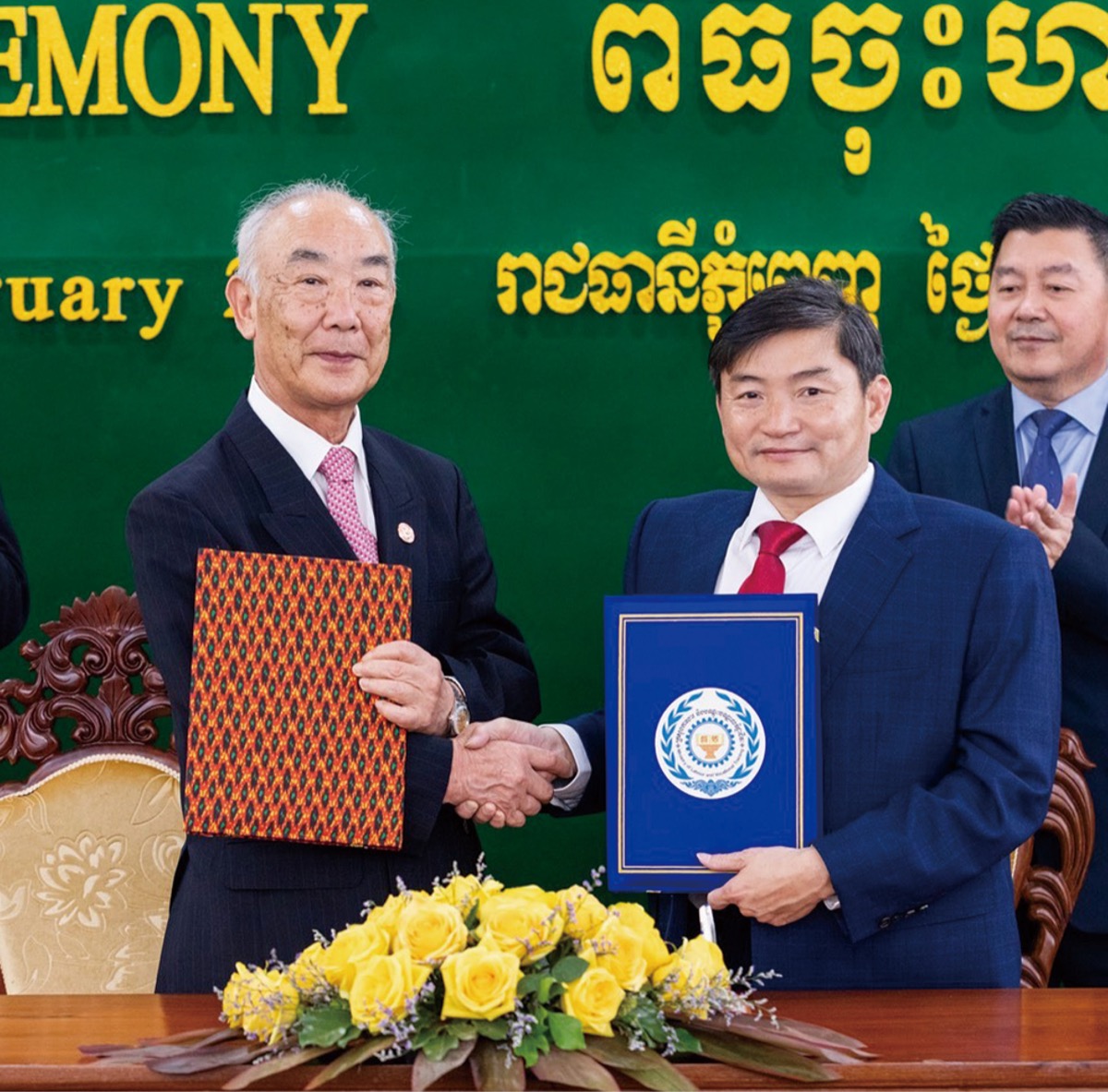 岡見氏（左）とヘン・スール労働職業訓練省大臣（右）