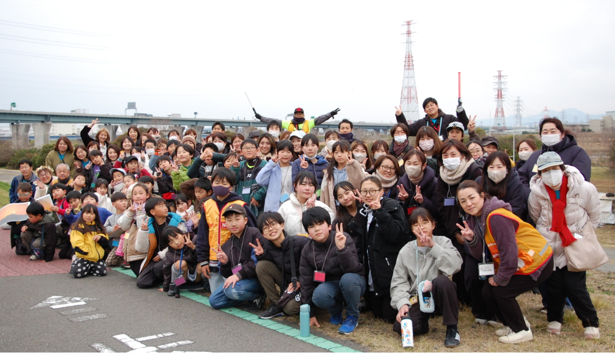 イベントを無事に終え、笑顔で締めくくった参加者ら