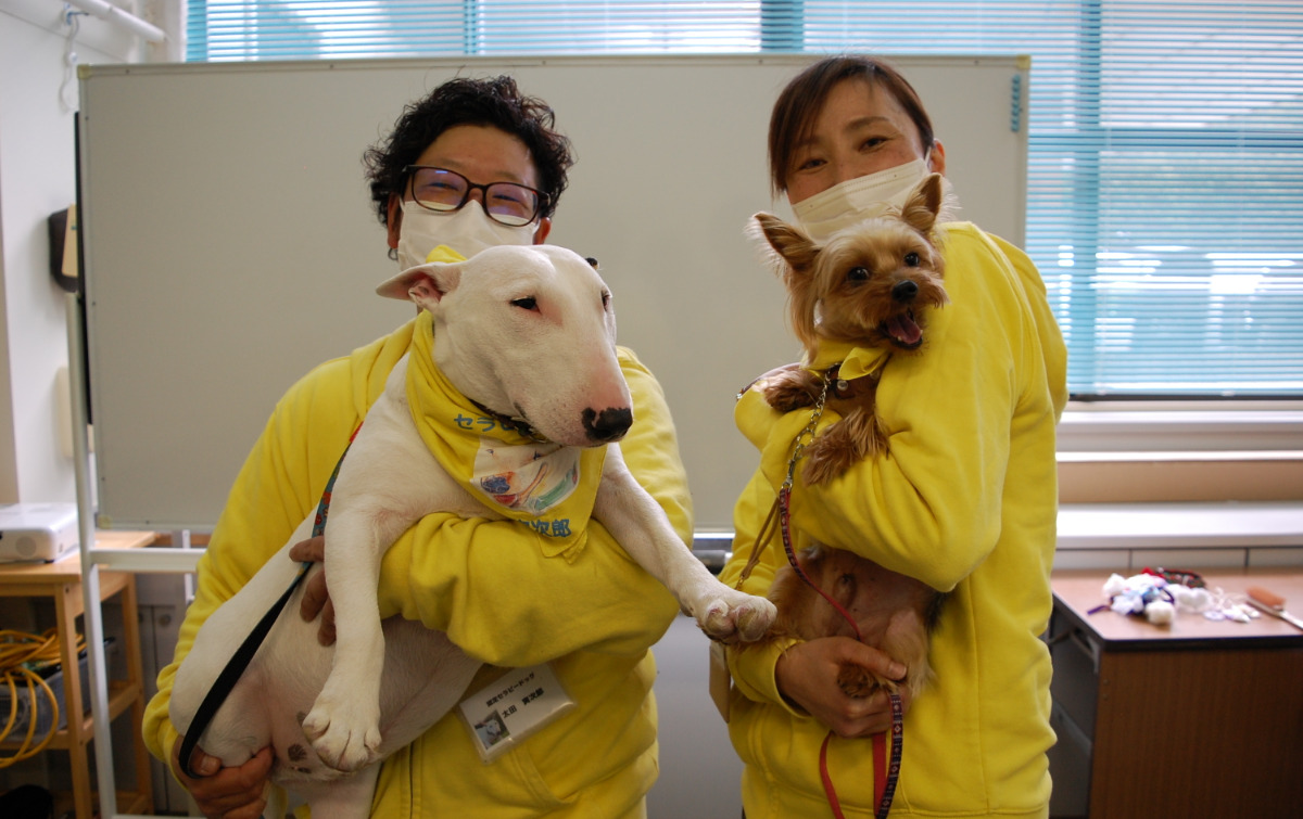 太田さんと寅次郎(左)と長原さんとゴメ