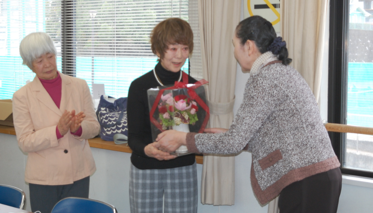 会員からは感謝の花が贈られた