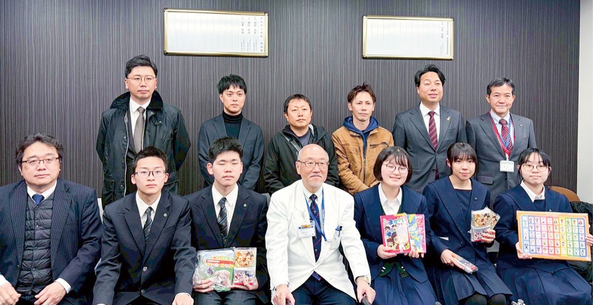 市立病院への寄付の様子（厚木YEG提供）