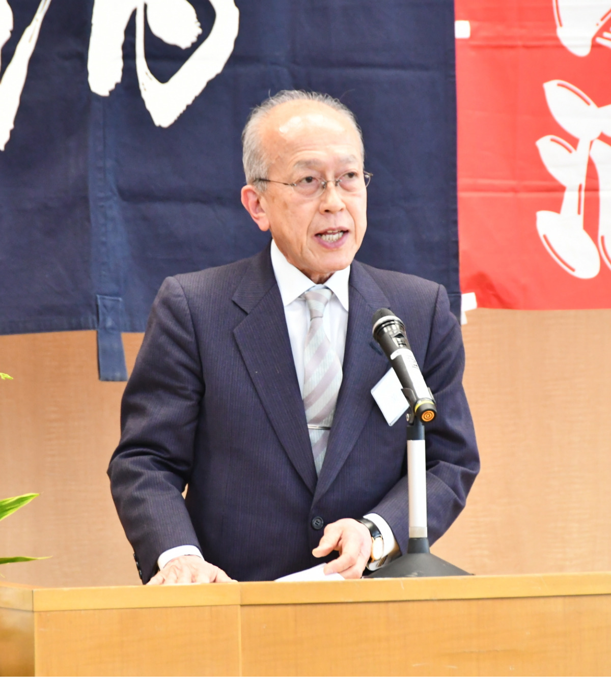 挨拶する黄金井会長