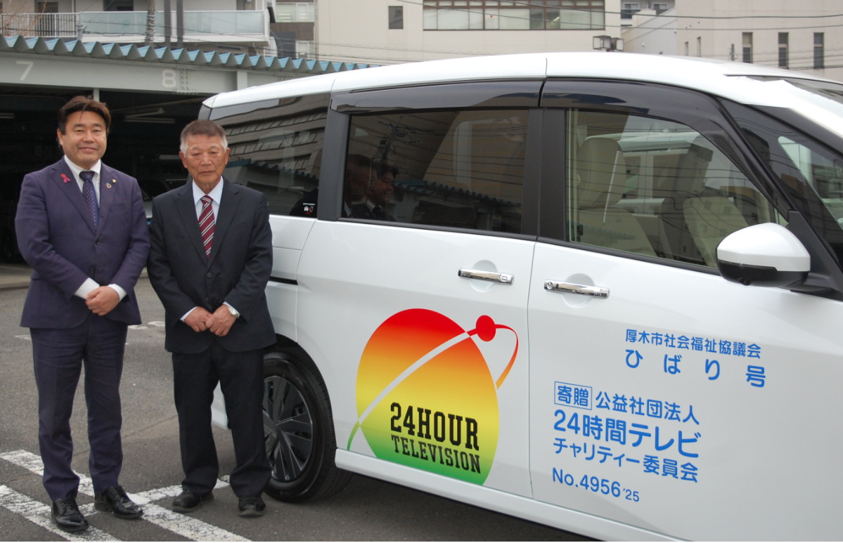 山口市長（左）と遠藤会長のもとに車両が届けられた