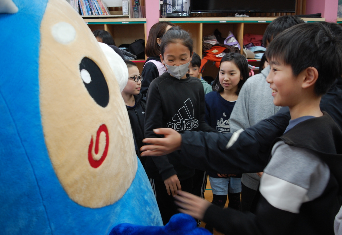「だいとくん」と触れ合う児童
