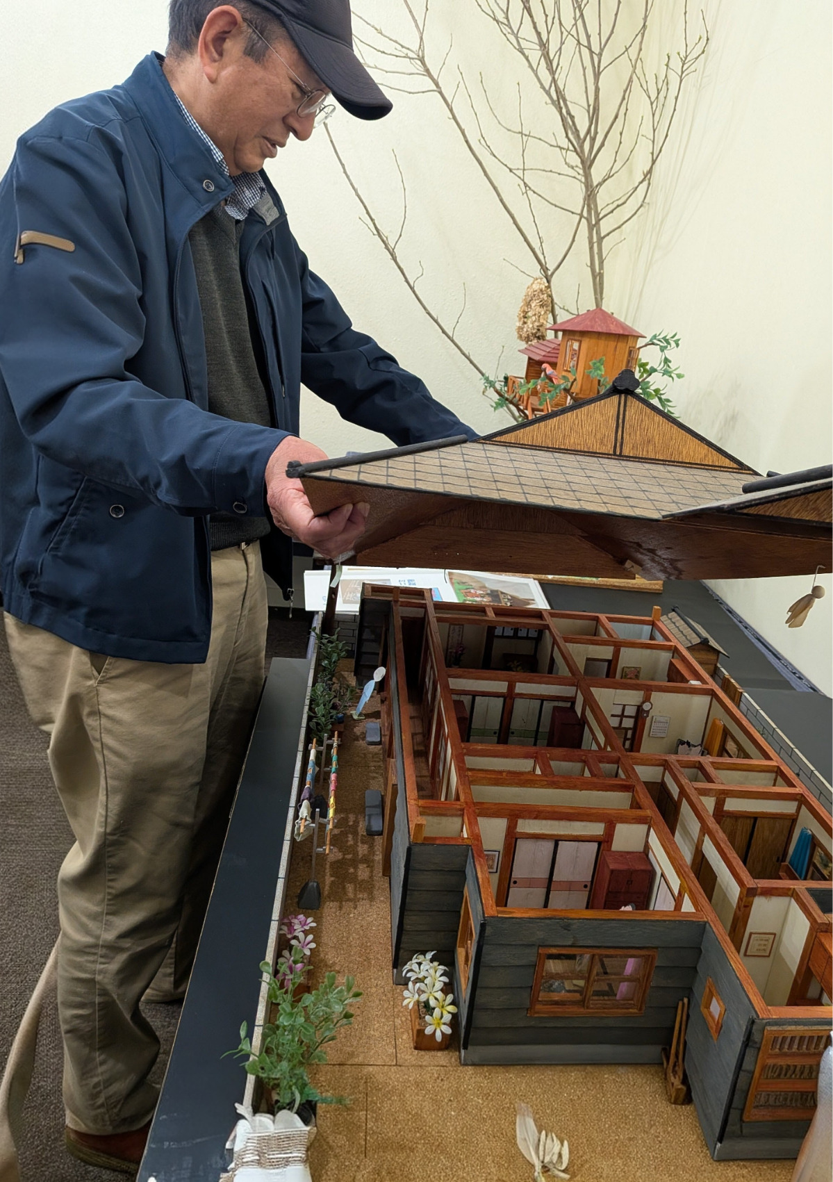 家屋のミニチュアと村上さん