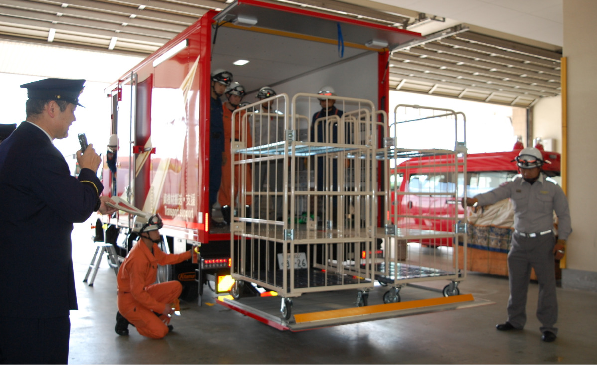 リフトの使用方法を説明する署員ら