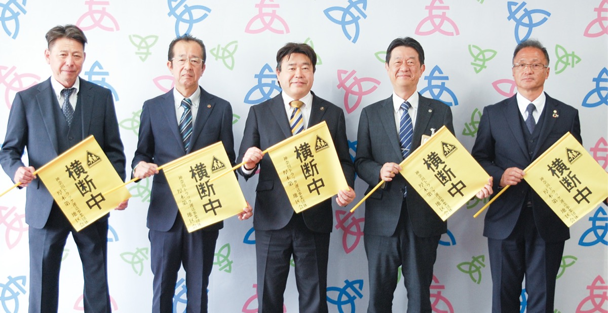 厚木市役所での寄贈の様子