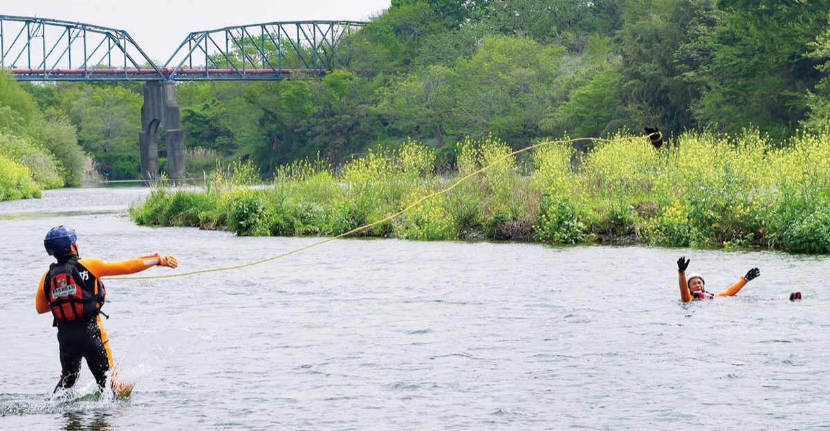 要救助者にロープを投げる