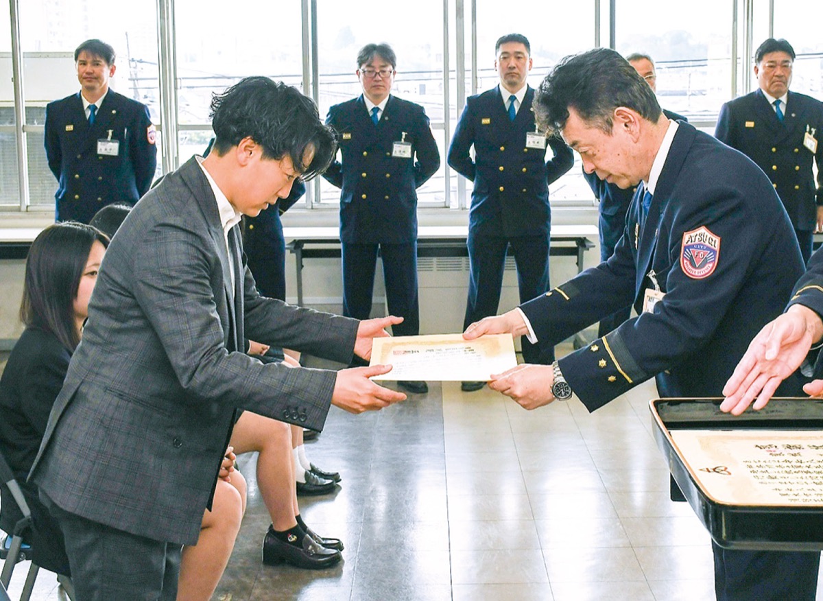 感謝状が手渡された