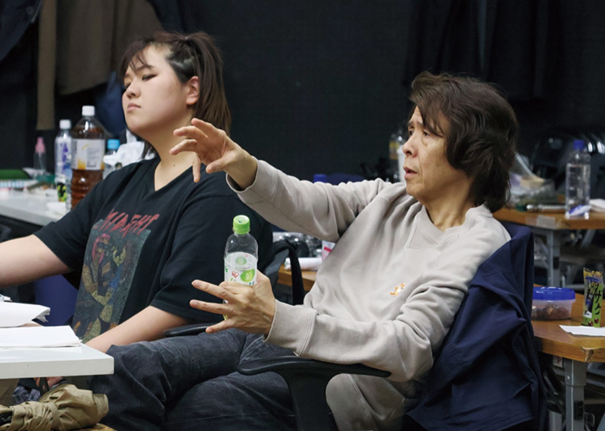 指導に入る横内さん（扉座提供）