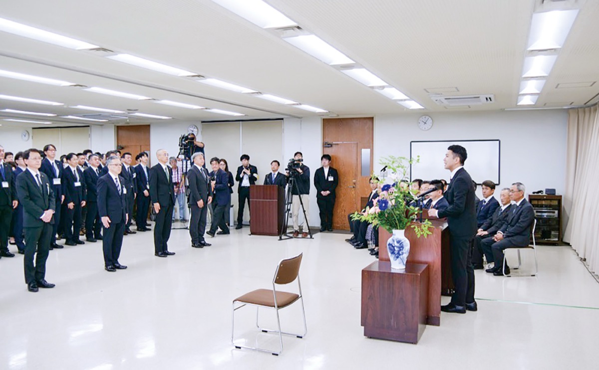 就任式には120人が出席した
