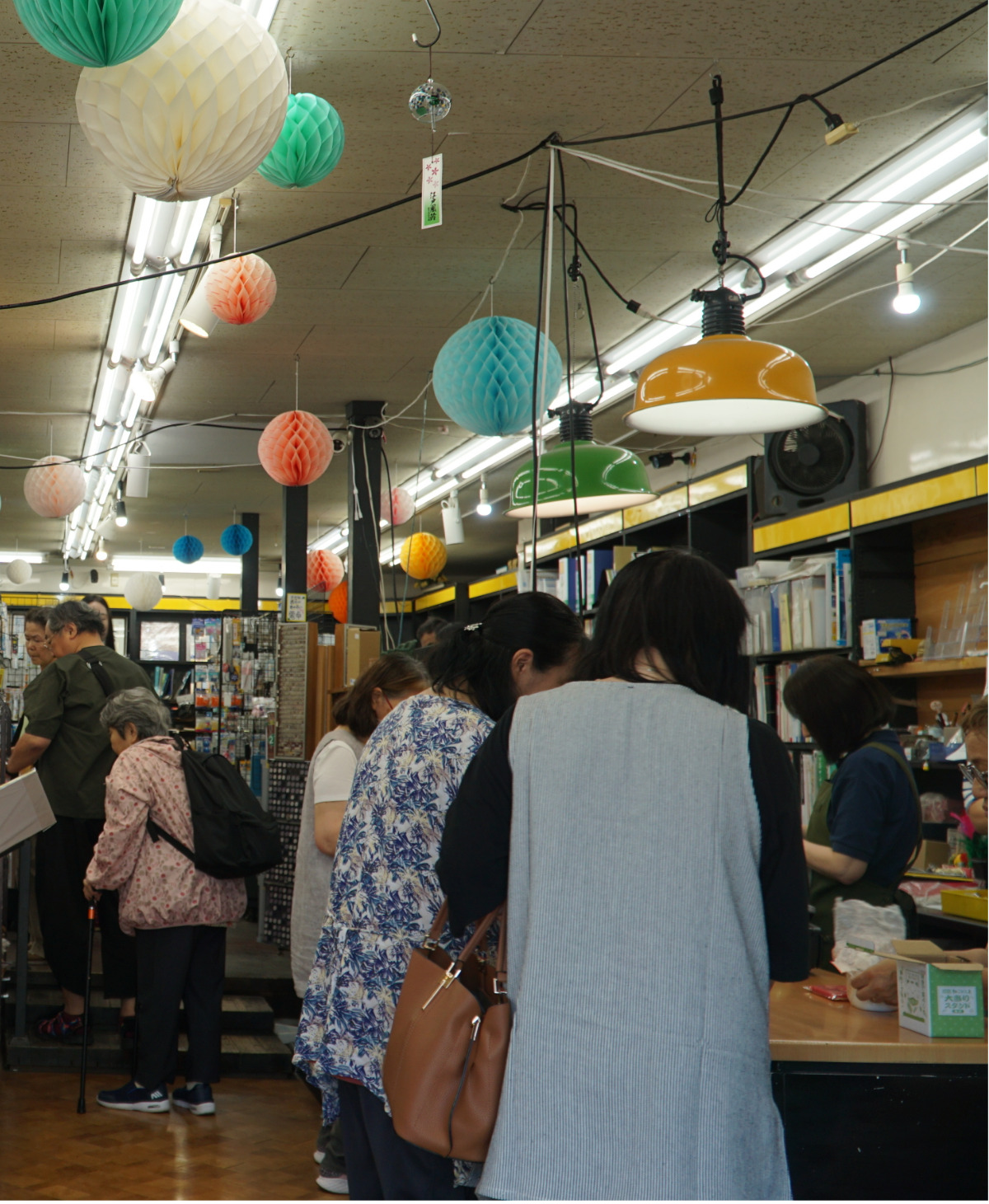 混雑する店内