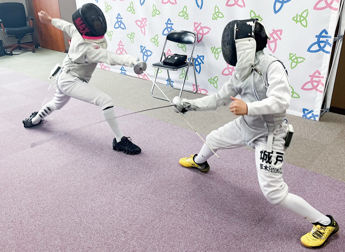 模擬戦をする鄭選手（左）と城戸選手（右）