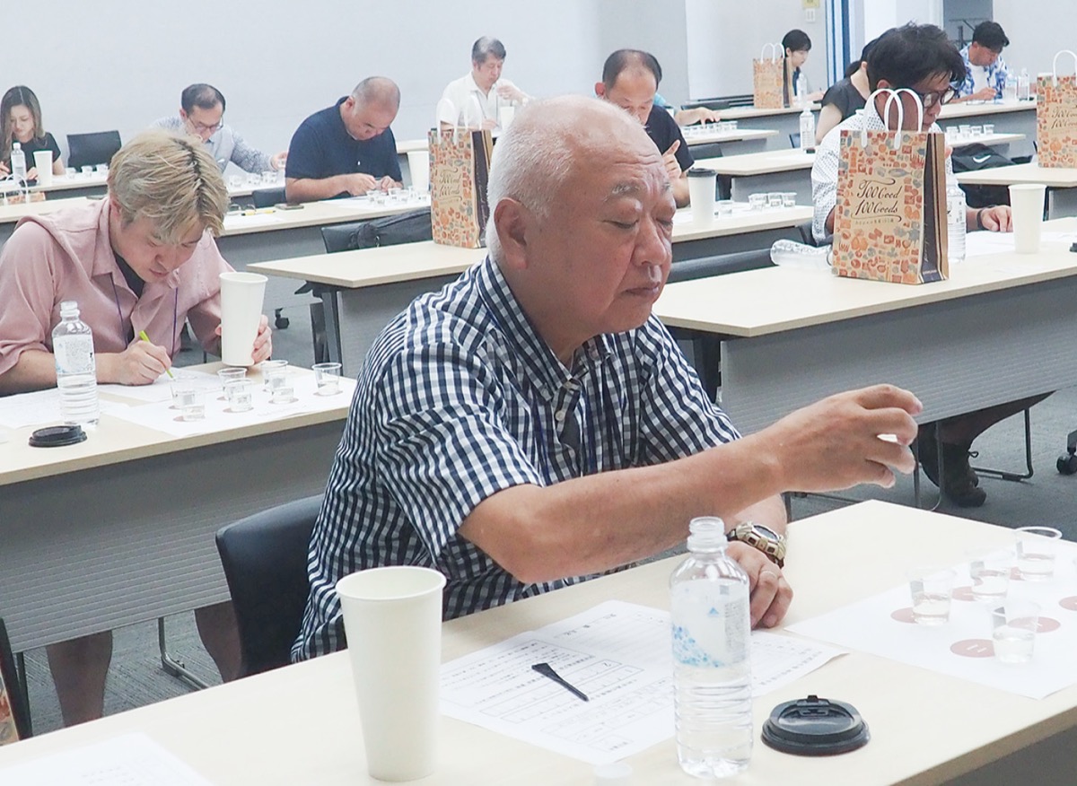 25人が利き酒に挑戦
