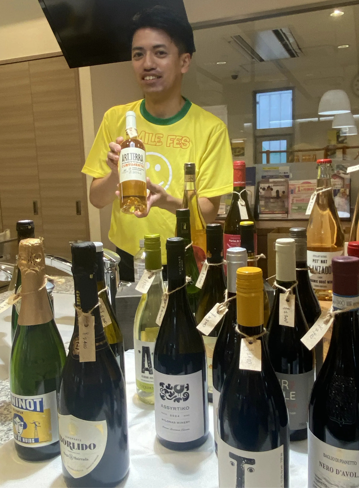 こだわりのワインが並ぶ
