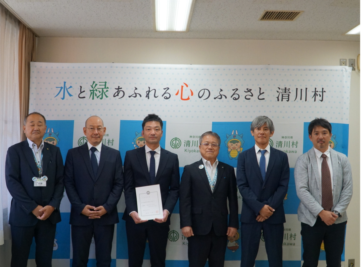 参加者全員で中村さんを囲む