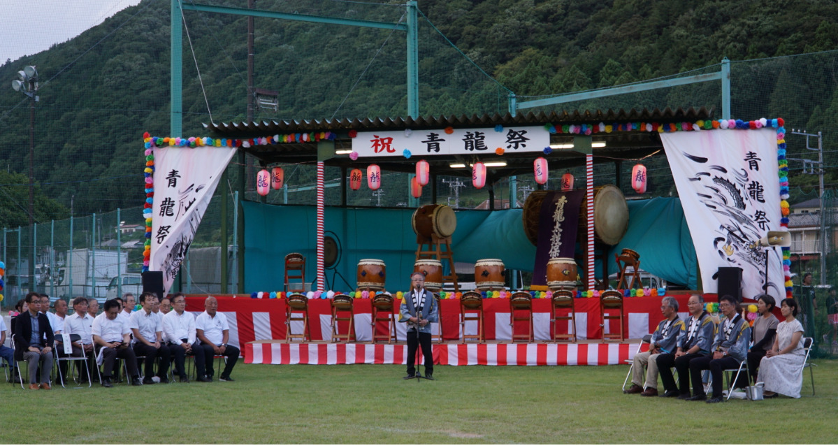 開会の挨拶をする岩澤村長