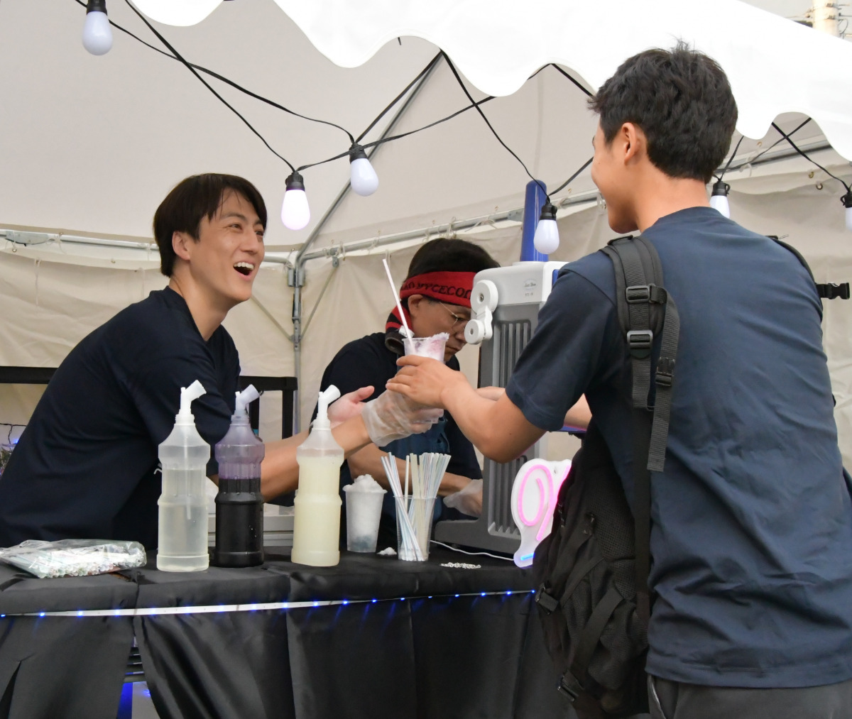 梅澤さん（左）監修のかき氷も人気だった
