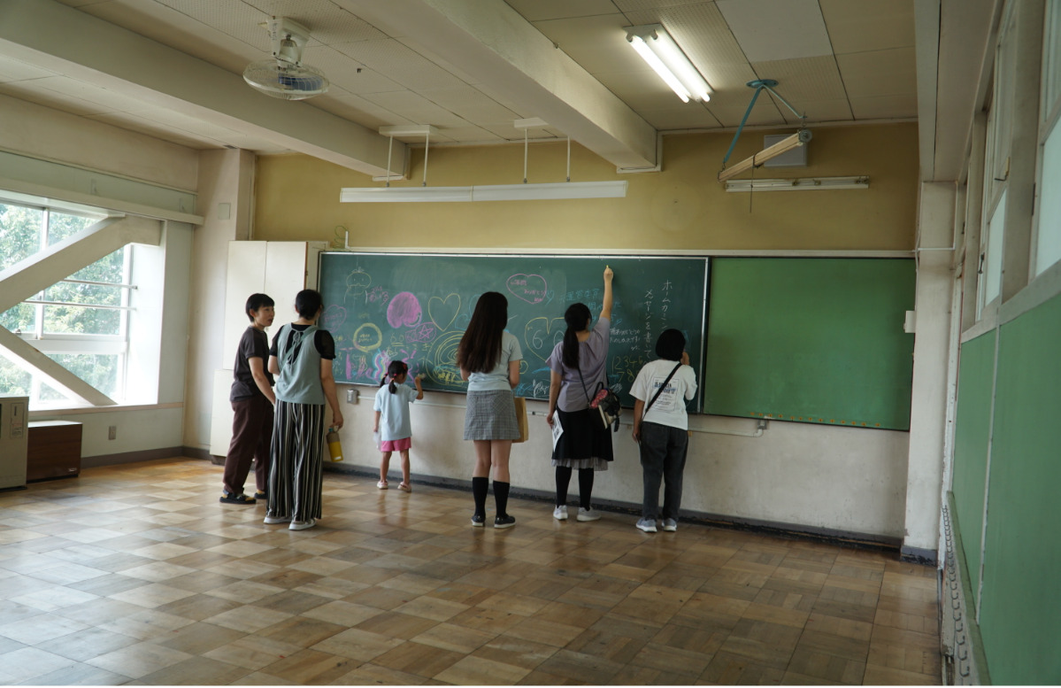 記念メッセージを黒板に書く