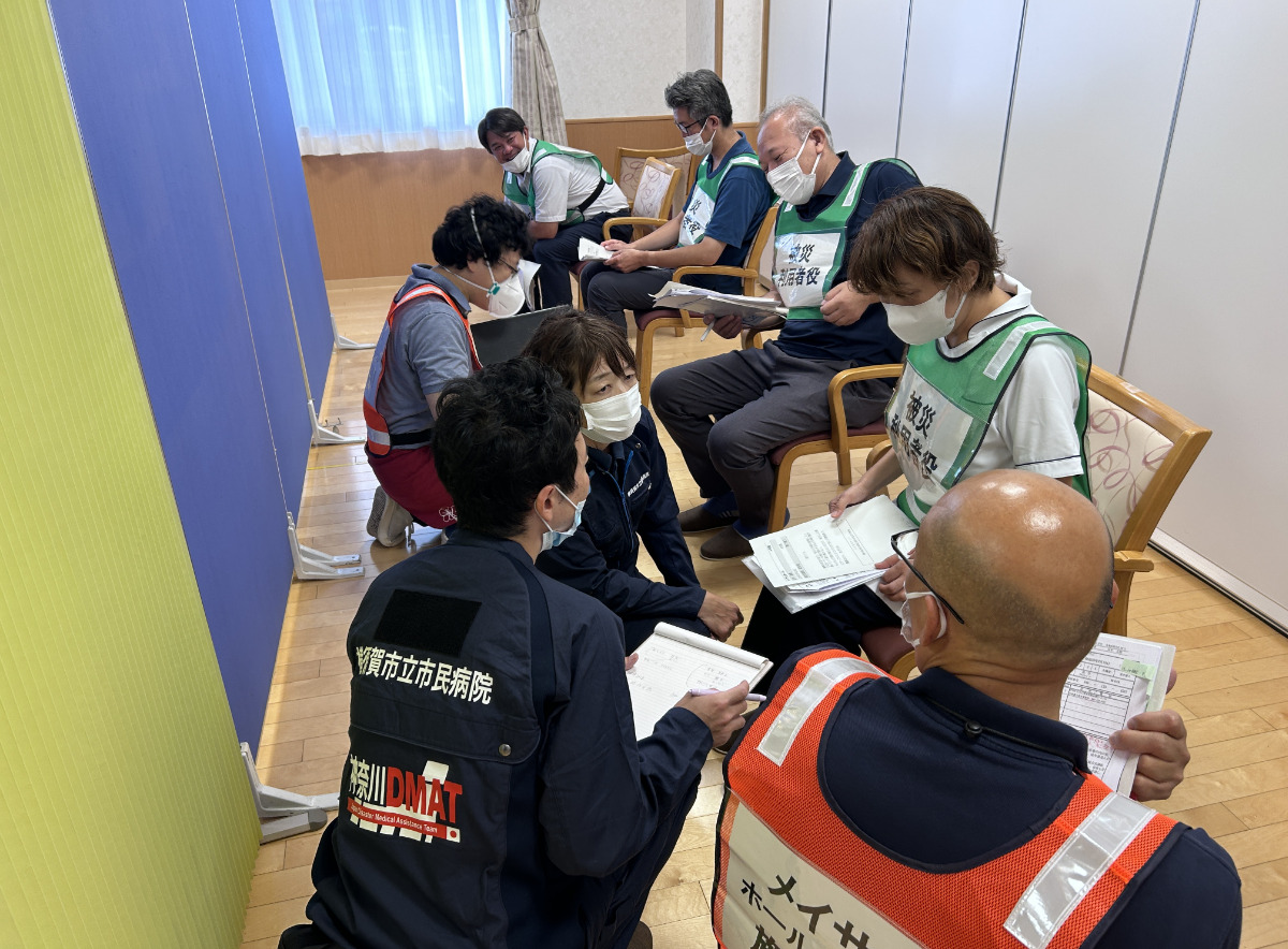 入居者役の職員にヒアリングする隊員たち