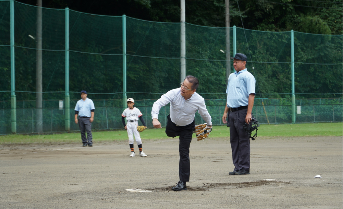 始球式を務める岩澤村長