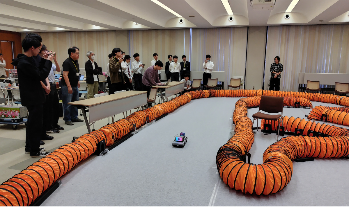 コースを走るレーシングカー