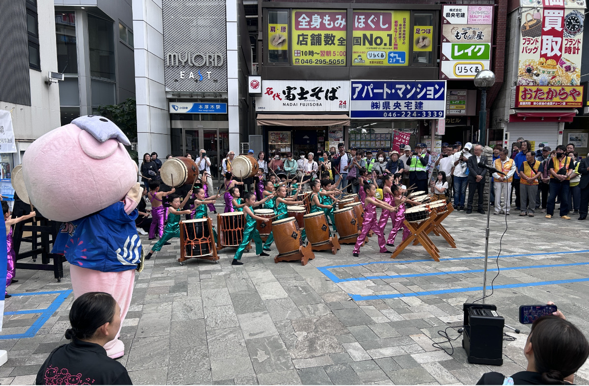 園児の太鼓演奏も披露された