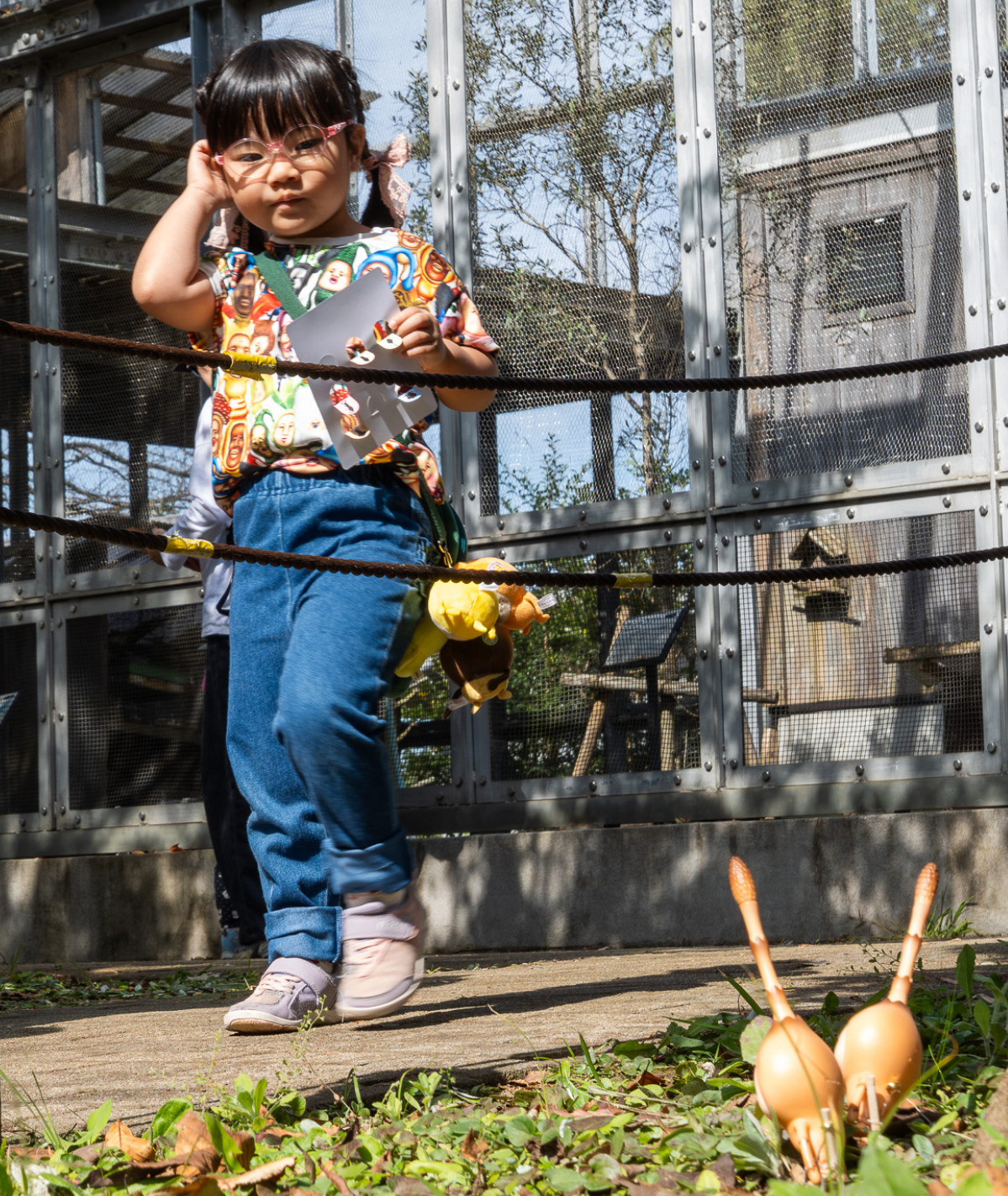 カードを手に園内を回る子どもたち(市提供)