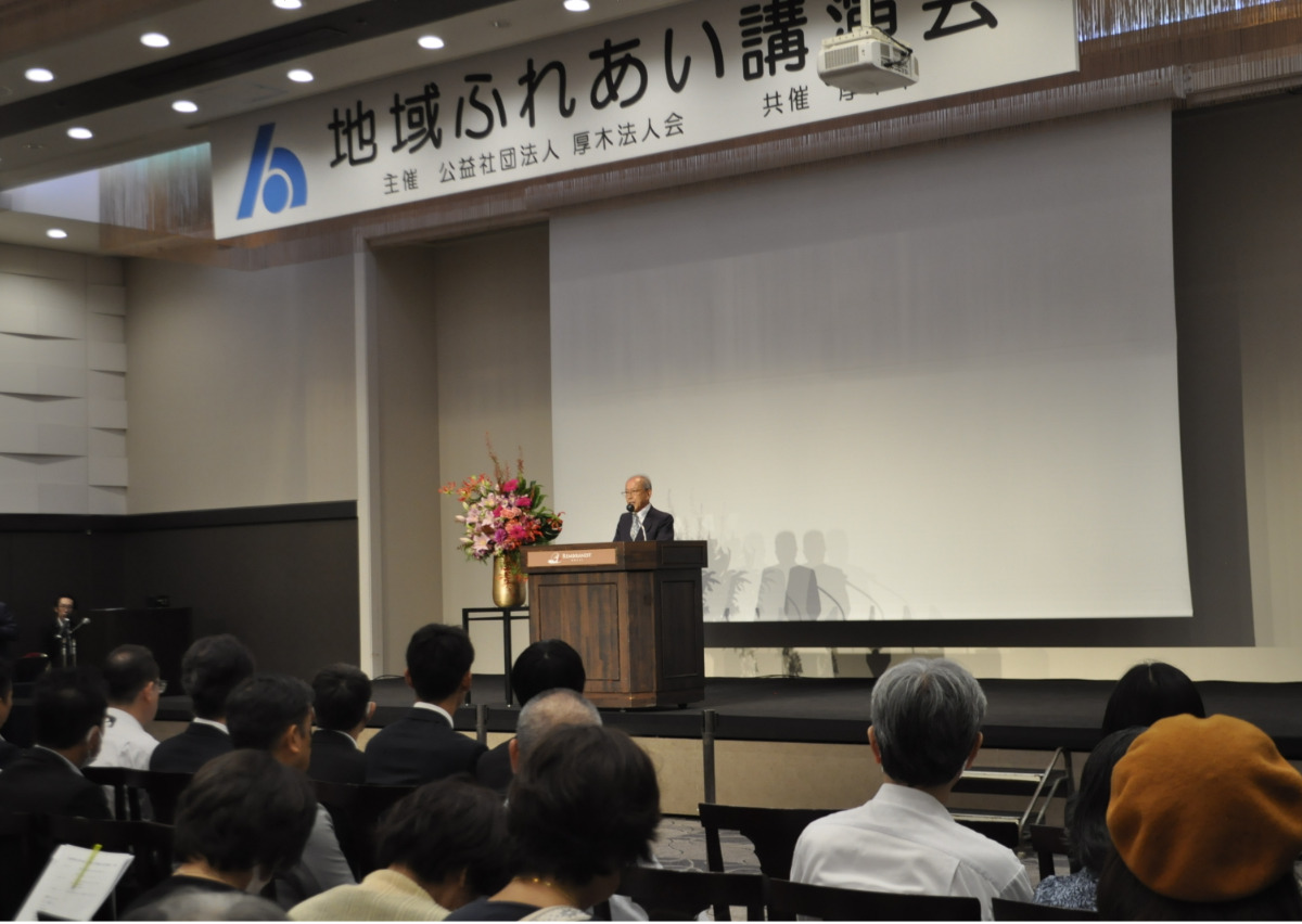 あいさつする黄金井会長
