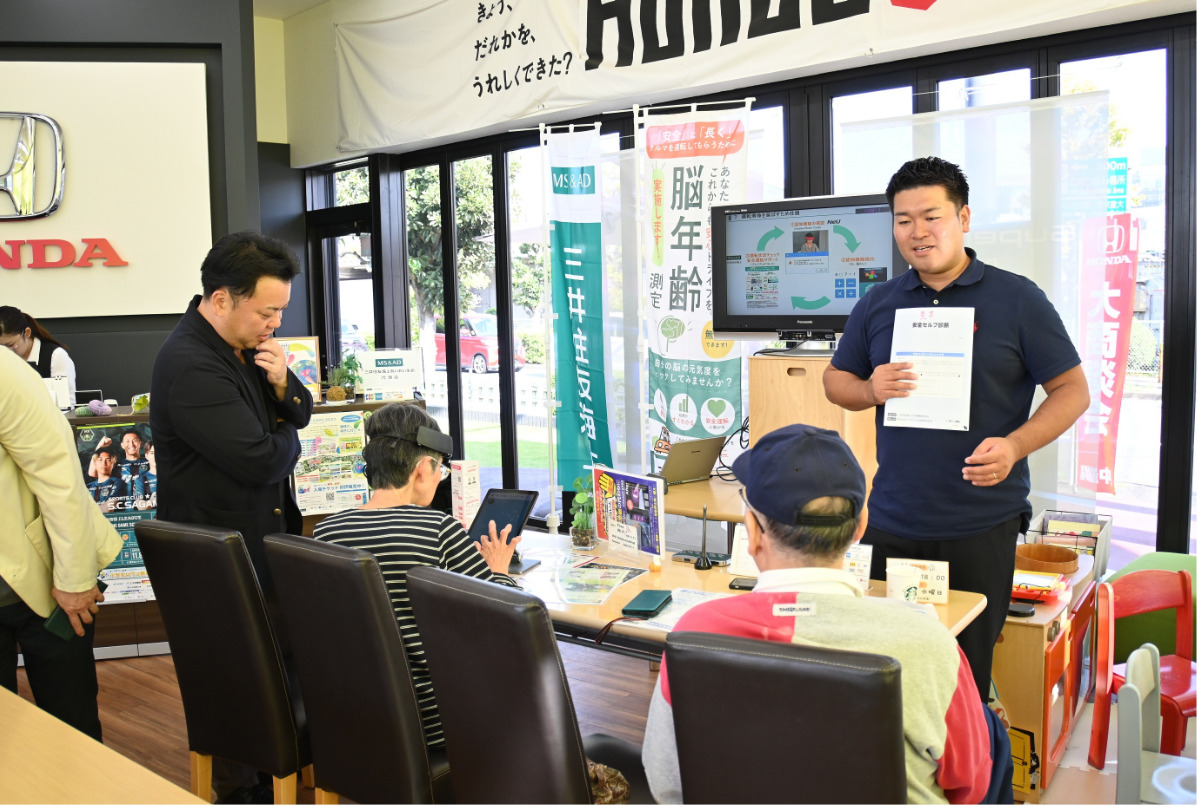 脳年齢診断に挑戦する参加者(=提供)