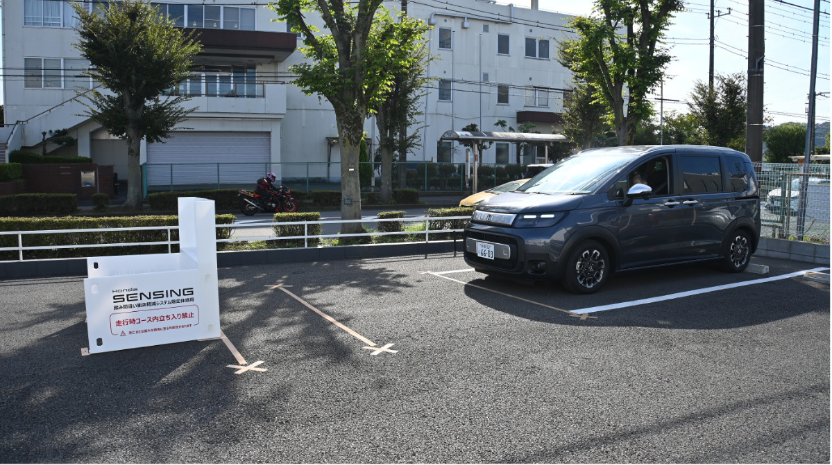 パネルに向かって誤発進(=提供)