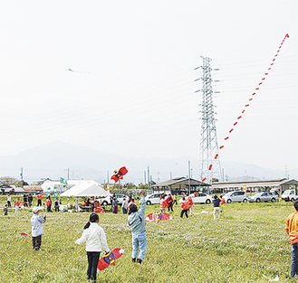 多くの人が参加した昨年の凧揚げ大会