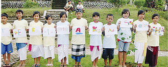 ▲バリ島の子ども達から届いた「ありがとう」の写真