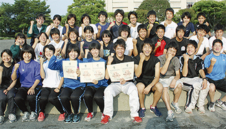 部員に囲まれて賞状を持つ（前列左から）内海さん、松井さん、川瀬さん2・3年生女子部員も全員が県総体に出場した