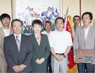 市長を訪れた飯田さん（前1番右）と荒井さん（前右から2番目）