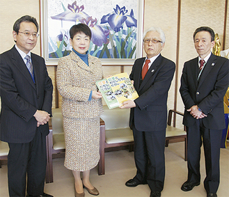 左から鈴木教之教育長、長塚幾子市長、山田信昭組合長、三橋正総務部長