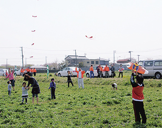 休耕田でせみ凧を楽しむ（写真は昨年のもの）