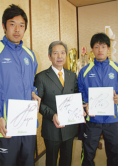高山市長にJ1での活躍を約束した鈴木選手（左）と岩上選手