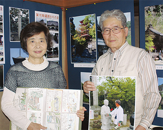 写真を持つ吉川孝雄さん（右）と絵手紙を持つ妻・美知子さん