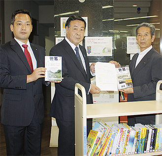 高山市長（右）に本を手渡した山田会長（中央）と熊澤次年度会長