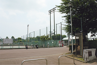 テニスコート（左）と野球場（右）が隣接する複合型スポーツ施設