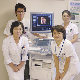 黒石正子次長（左下）と横山紀代美師長（右下）と臨床検査室スタッフ