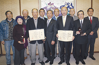 高山市長（前列中央）に受賞を伝える関係者たち