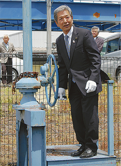 水門を開放する高山松太郎市長
