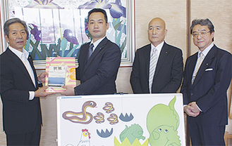 寄贈する熊澤会長（左から2番目）
