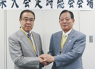 握手する府川新会長（左）と関前会長
