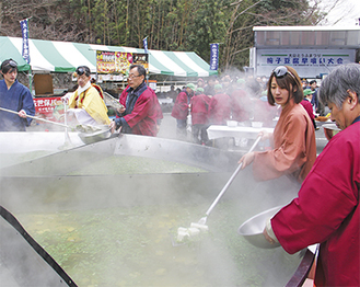 一度に500人分の湯豆腐を作る仙人鍋